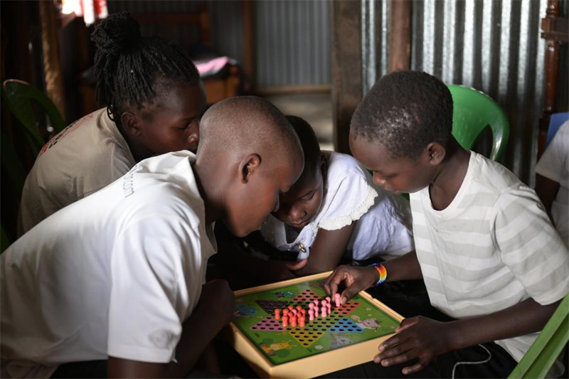 Des jeunes filles jouent aux échecs au Centre de secours Namunyak, dans la ville d'Aitong du comté de Narok, dans le sud-ouest du Kenya, le 31 ao?t 2025.  (Yang Guang / Xinhua)