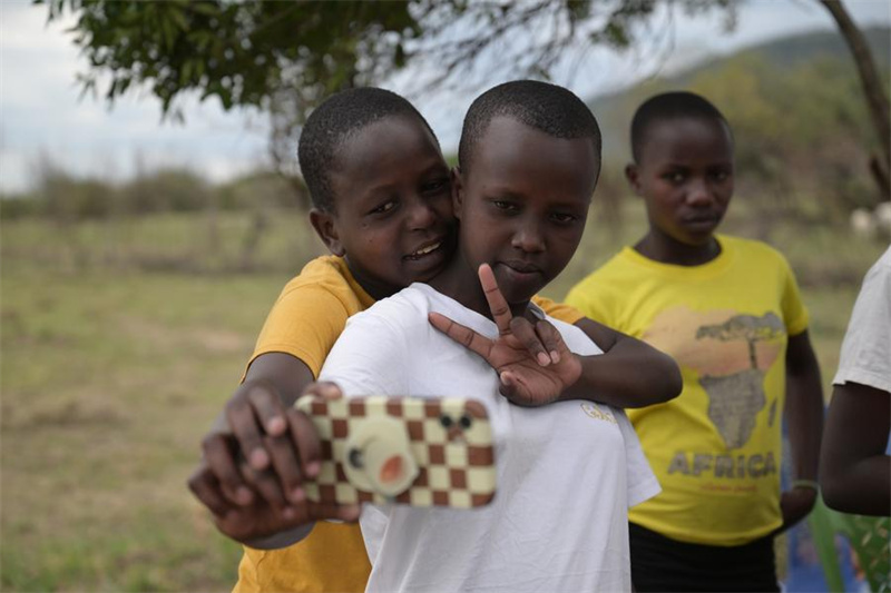 Sur les plaines de Maasai Mara, un duo chinois construit la maison de l'espoir pour 29 jeunes kényanes