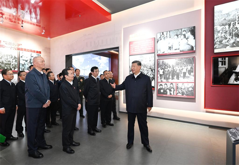 Xi Jinping visite l'exposition marquant le 70e anniversaire de la fondation de la région autonome ou?goure du Xinjiang