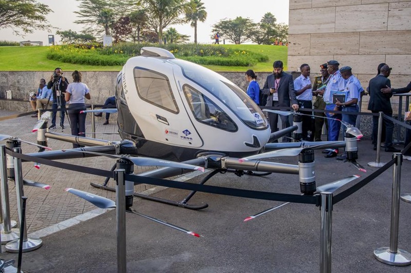 Photo prise le 4 septembre 2025 montrant un véhicule aérien électrique à décollage et atterrissage verticaux sans pilote EHang EH216-S, exposé au 9e sommet et salon Aviation Africa à Kigali, capitale du Rwanda. (Xinhua/Cyril Ndegeya)