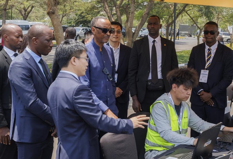 Le président rwandais Paul Kagame (4e à gauche) assiste à une démonstration aérienne sur le stand EHang lors du 9e sommet et salon Aviation Africa à Kigali, capitale du Rwanda, le 4 septembre 2025.(Xinhua/Cyril Ndegeya)
