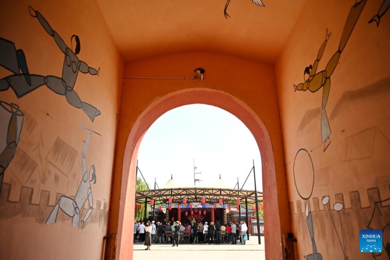 Hebei : des acrobates se produisent au Monde de l'acrobatie de Wuqiao à Cangzhou