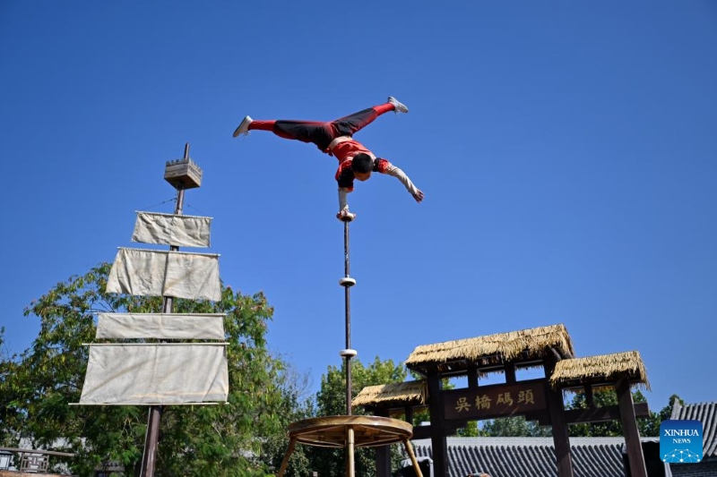 Hebei : des acrobates se produisent au Monde de l'acrobatie de Wuqiao à Cangzhou