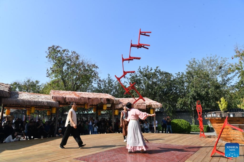 Hebei : des acrobates se produisent au Monde de l'acrobatie de Wuqiao à Cangzhou