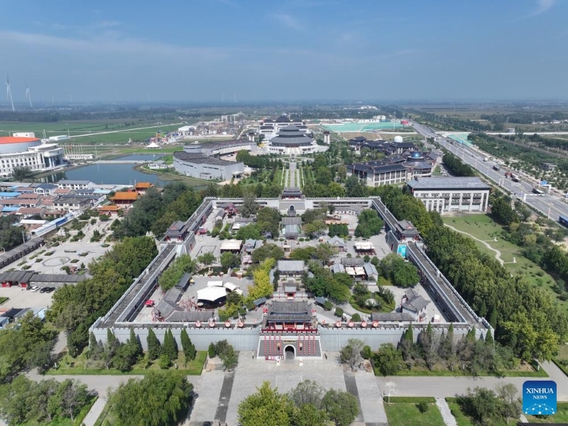 Hebei : des acrobates se produisent au Monde de l'acrobatie de Wuqiao à Cangzhou