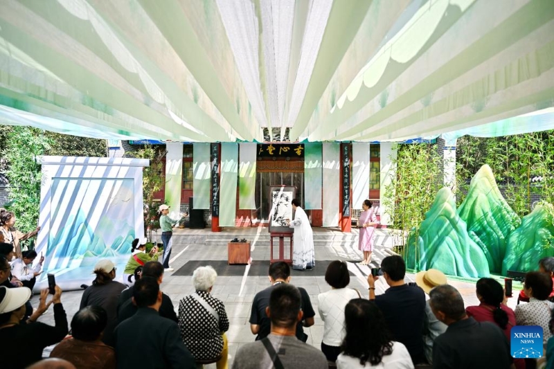 Hebei : des acrobates se produisent au Monde de l'acrobatie de Wuqiao à Cangzhou