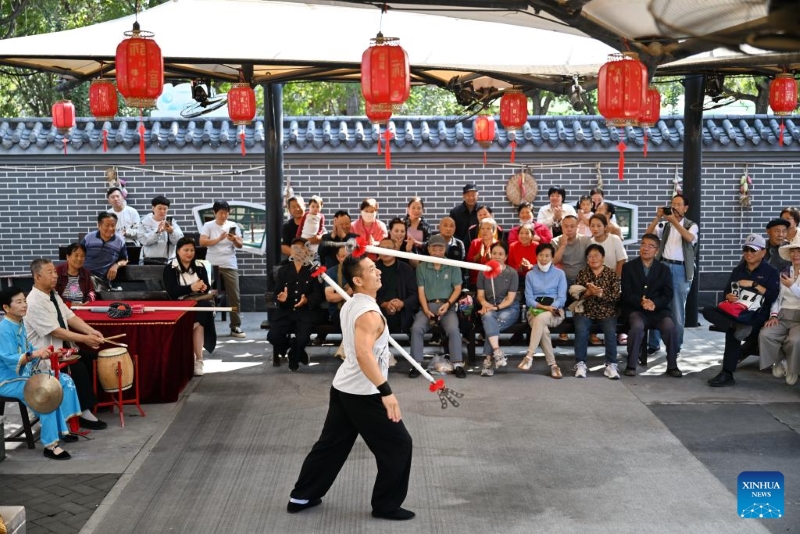 Hebei : des acrobates se produisent au Monde de l'acrobatie de Wuqiao à Cangzhou