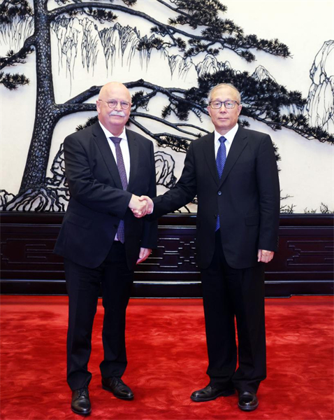 Un haut législateur chinois rencontre une délégation du Sénat fran?ais