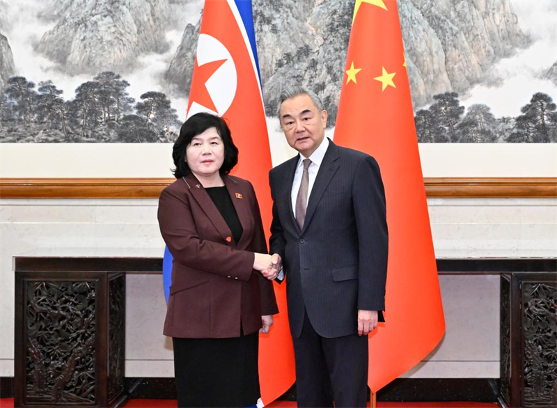 Le ministre chinois des Affaires étrangères s'est entretenu avec son homologue de la RPDC