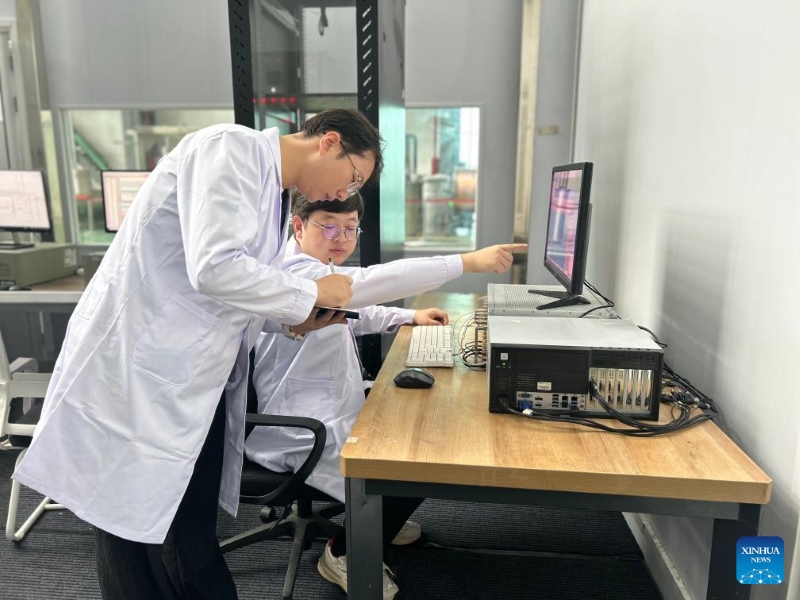 Les chercheurs de l'Institut de physique du plasma de l'Académie chinoise des sciences (ASIPP) enregistrent des données d'expérience à Hefei, capitale de la province de l'Anhui (est de la Chine), le 28 septembre 2025. (Wu Huijun / Xinhua)