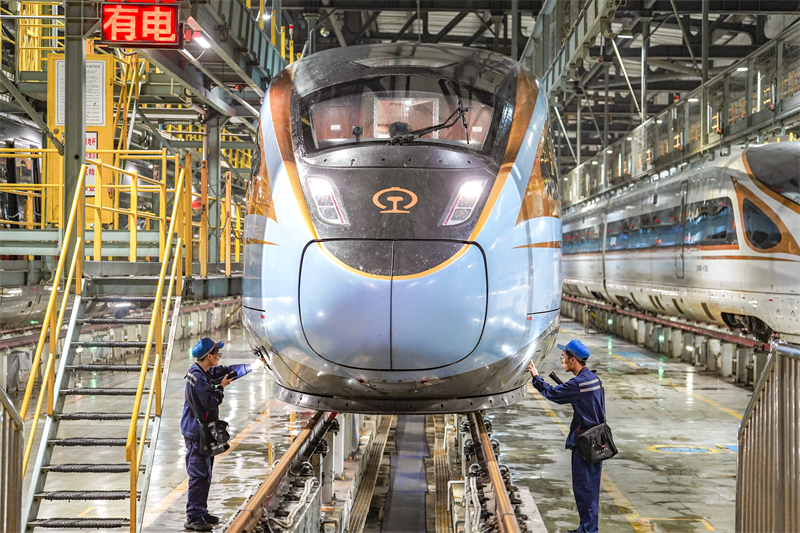 Henan : le dép?t de Zhengzhou entretient les trains à grande vitesse pour assurer des transports s?rs pendant la période du ? Double Festival ?