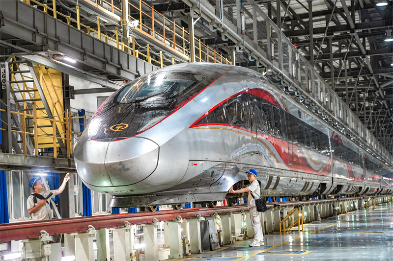 Henan : le dép?t de Zhengzhou entretient les trains à grande vitesse pour assurer des transports s?rs pendant la période du ? Double Festival ?