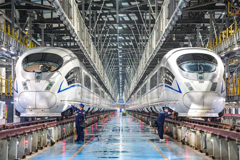 Henan : le dép?t de Zhengzhou entretient les trains à grande vitesse pour assurer des transports s?rs pendant la période du ? Double Festival ?