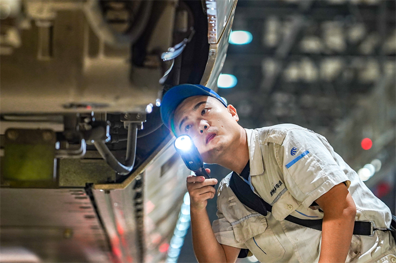 Henan : le dép?t de Zhengzhou entretient les trains à grande vitesse pour assurer des transports s?rs pendant la période du ? Double Festival ?