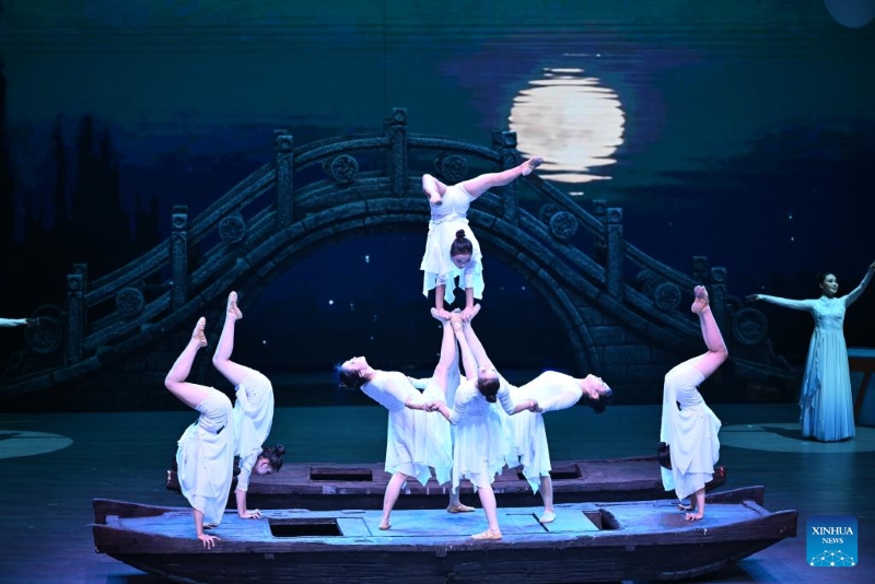Hebei : ouverture du Festival international du cirque à Wuqiao, la ? terre natale de l'acrobatie ? en Chine