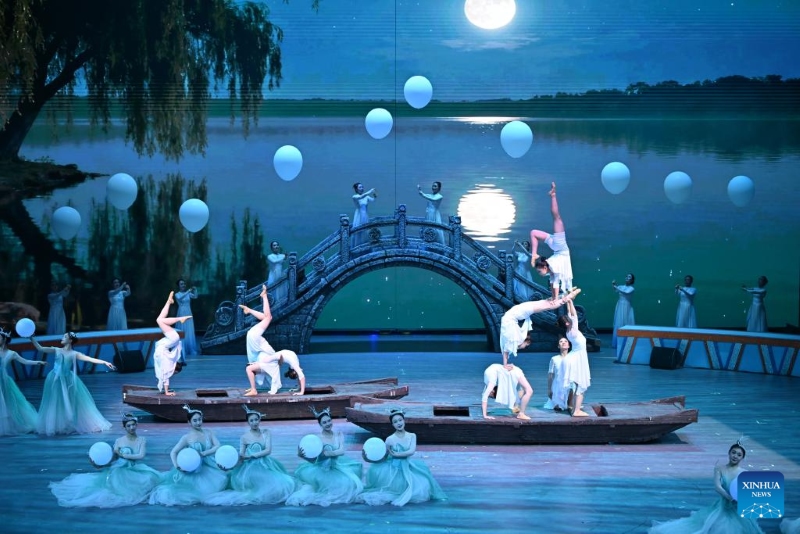 Hebei : ouverture du Festival international du cirque à Wuqiao, la ? terre natale de l'acrobatie ? en Chine