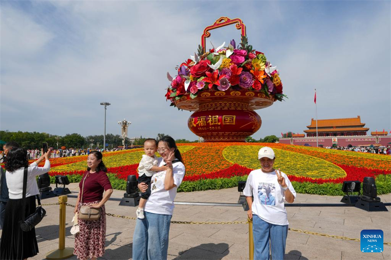 A Beijing, la place Tian'anmen célèbre la Fête nationale avec de superbes décorations florales