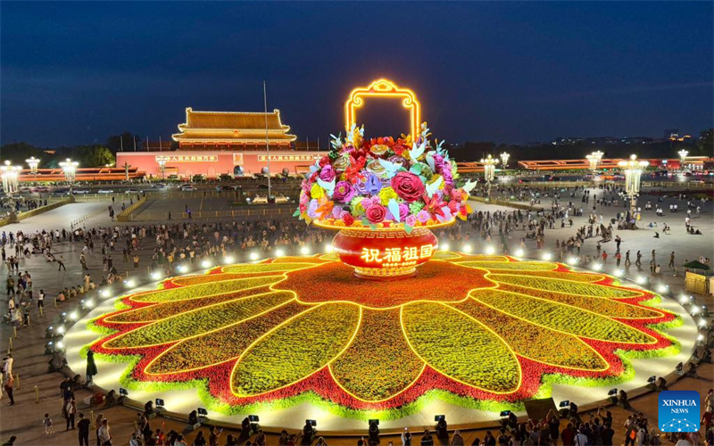 A Beijing, la place Tian'anmen célèbre la Fête nationale avec de superbes décorations florales