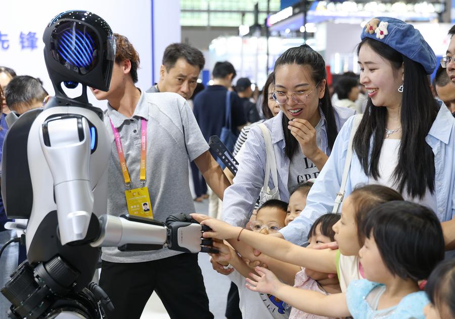 Des visiteurs interagissent avec un robot à service à domicile lors de l'exposition mondiale de l'industrie intelligente 2025, qui s'est tenue le 6 septembre 2025 dans la municipalité de Chongqing, dans le sud-ouest de la Chine. (Photo : Chen Cheng)