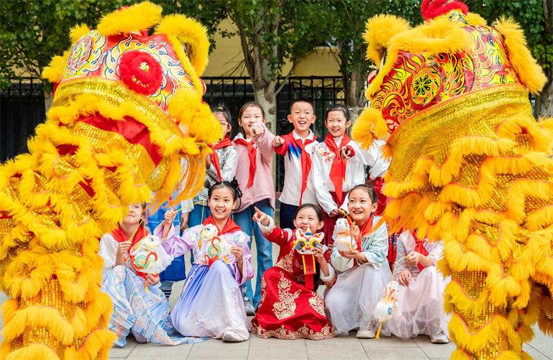 Mongolie intérieure : les enfants de Hohhot font l'expérience des coutumes folkloriques pour célébrer la Fête de la Mi-Automne