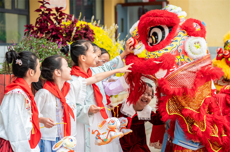Mongolie intérieure : les enfants de Hohhot font l'expérience des coutumes folkloriques pour célébrer la Fête de la Mi-Automne