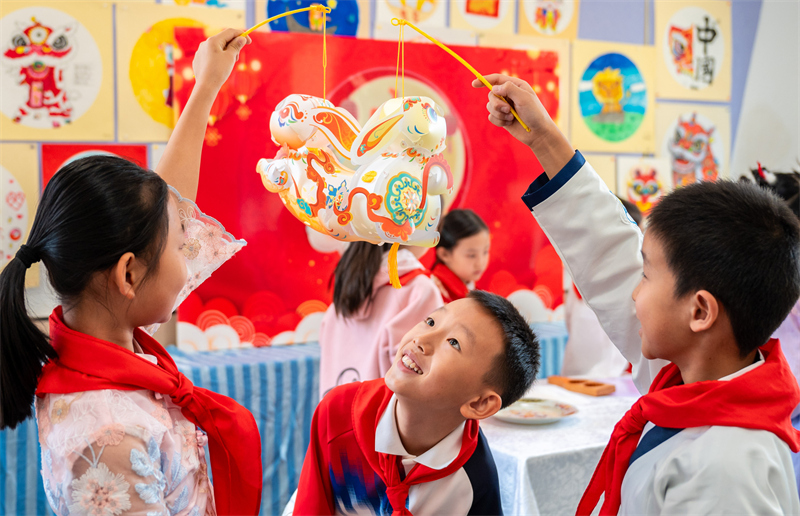 Mongolie intérieure : les enfants de Hohhot font l'expérience des coutumes folkloriques pour célébrer la Fête de la Mi-Automne