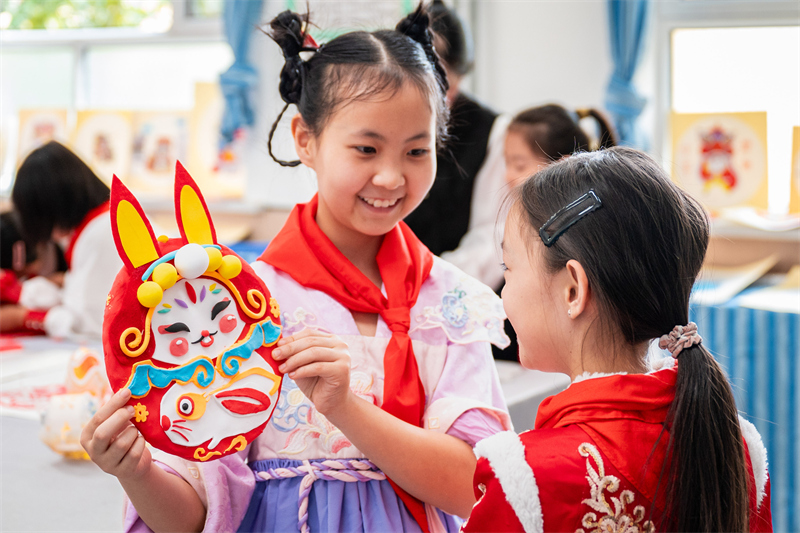 Mongolie intérieure : les enfants de Hohhot font l'expérience des coutumes folkloriques pour célébrer la Fête de la Mi-Automne