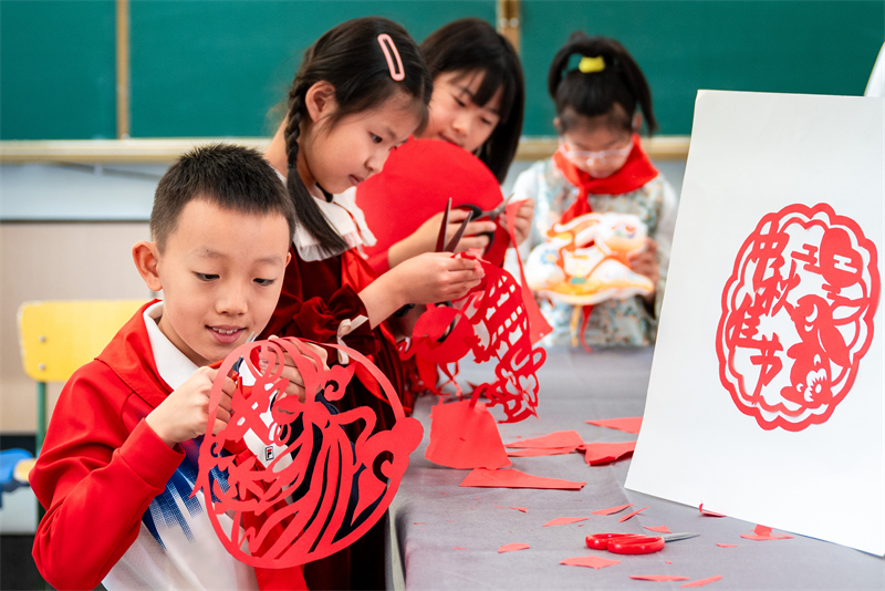 Mongolie intérieure : les enfants de Hohhot font l'expérience des coutumes folkloriques pour célébrer la Fête de la Mi-Automne
