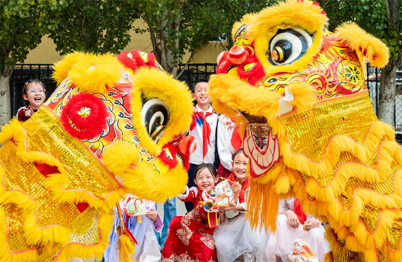 Mongolie intérieure : les enfants de Hohhot font l'expérience des coutumes folkloriques pour célébrer la Fête de la Mi-Automne