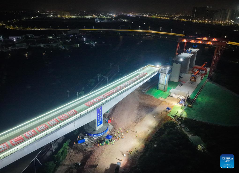 Photo aérienne prise par un drone montrant un pont rotatif sur le point d’être pivoté vers sa position cible le long de la ligne ferroviaire à grande vitesse Shenzhen-Jiangmen, dans la province du Guangdong (sud de la Chine), le 10 octobre 2025. (Liu Dawei/Xinhua)