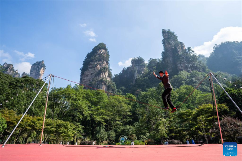 Hunan : coup d'envoi du Festival international du nouveau théatre acrobatique de Zhangjiajie