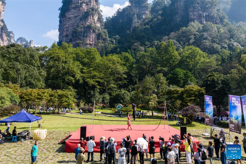 Hunan : coup d'envoi du Festival international du nouveau théatre acrobatique de Zhangjiajie