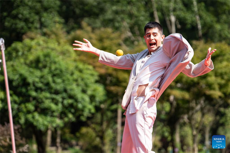 Un acrobate chilien se produit lors de l'édition 2025 du Festival international du nouveau théatre acrobatique de Zhangjiajie, qui s'est tenue au Parc forestier national de Zhangjiajie, dans la province du Hunan (centre de la Chine), le 11 octobre 2025.(Photo/Xinhua)