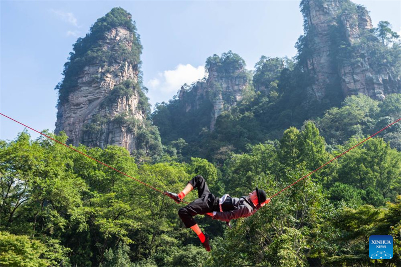 Hunan : coup d'envoi du Festival international du nouveau théatre acrobatique de Zhangjiajie