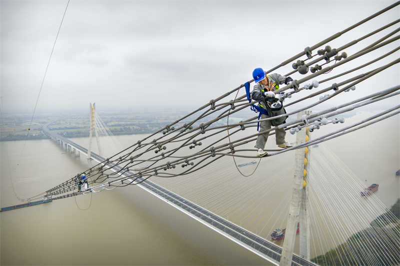 Anhui : des ouvriers électriciens appliquent de la peinture antigel à haute altitude à Tongyang