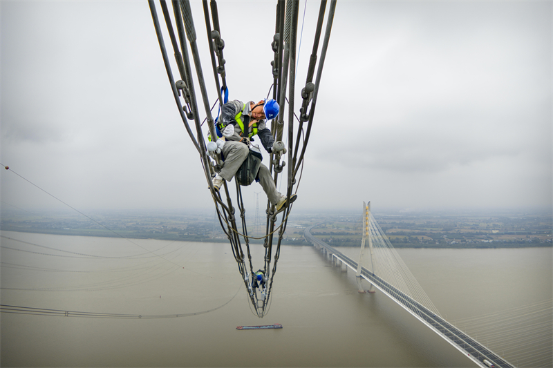 Anhui : des ouvriers électriciens appliquent de la peinture antigel à haute altitude à Tongyang