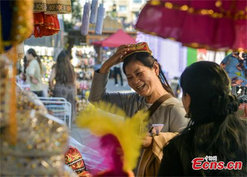 Des touristes visitent le Grand Bazar international du Xinjiang à Urumqi, capitale de la région autonome ou?goure du Xinjiang (nord-ouest de la Chine), le 12 septembre 2024. (Liu Xin/China News Service)