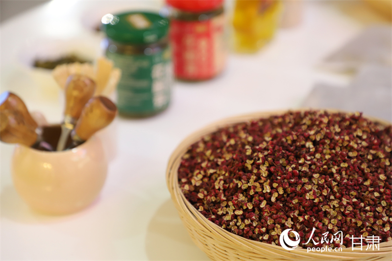 Du poivre du Sichuan produit dans le district de Wudu de la ville de Longnan, dans la province du Gansu (nord-ouest de la Chine). (Shao Lan/Le Quotidien du Peuple en ligne)