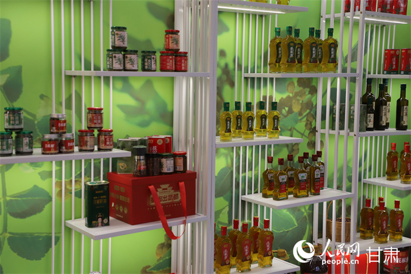 Une présentation de produits à base de poivre du Sichuan dans le district de Wudu de la ville de Longnan, dans la province du Gansu (nord-ouest de la Chine). (Shao Lan/Le Quotidien du Peuple en ligne)