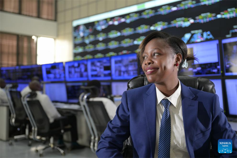 Damaris Mutinda photographiée au centre de répartition des chemins de fer kenyans du chemin de fer à écartement standard (SGR) Mombasa-Nairobi, à Nairobi, au Kenya, le 30 septembre 2025. (Yang Guang/Xinhua)