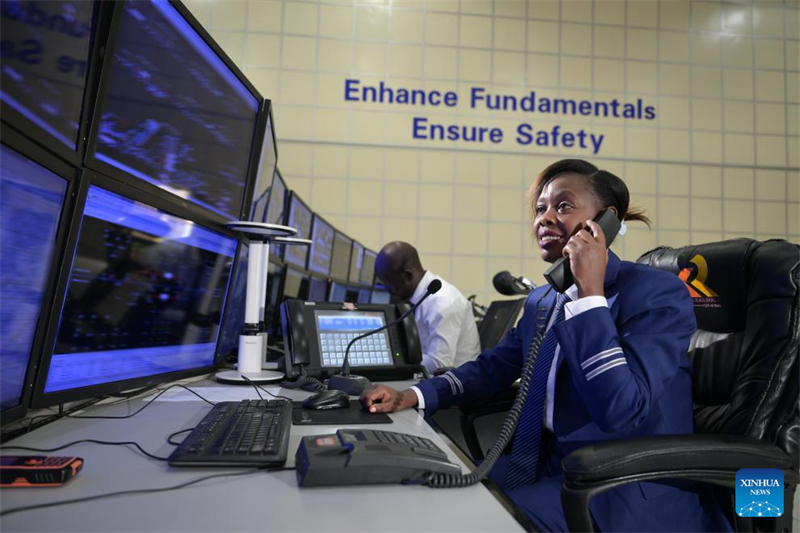 Une opératrice kényane impulse le changement le long d'une ligne ferroviaire construite par la Chine