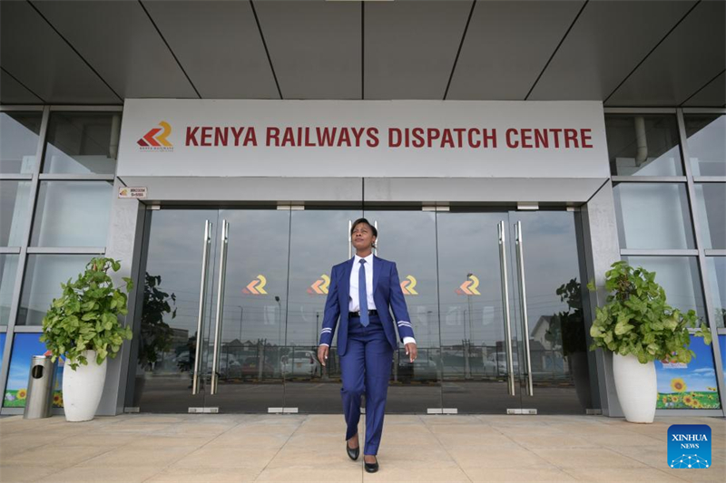 Une opératrice kényane impulse le changement le long d'une ligne ferroviaire construite par la Chine