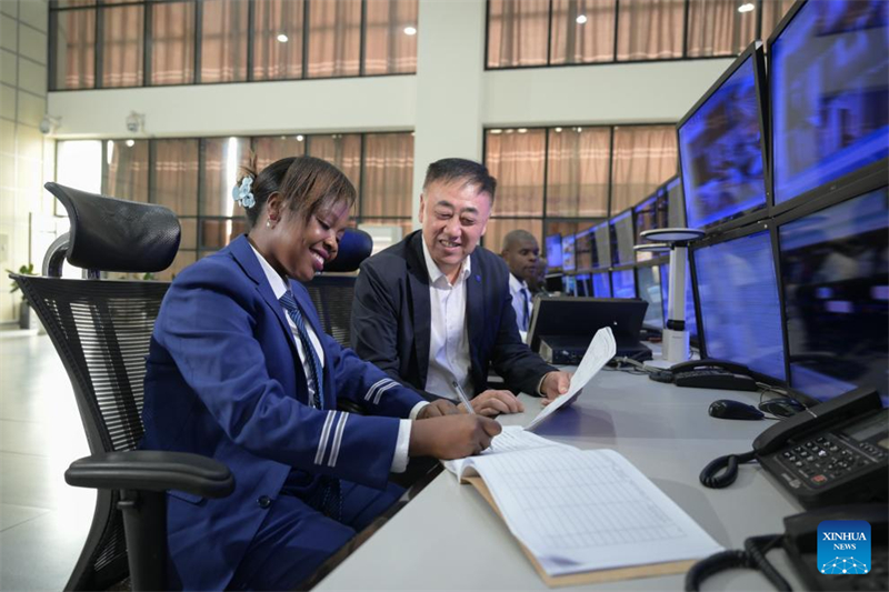 Une opératrice kényane impulse le changement le long d'une ligne ferroviaire construite par la Chine