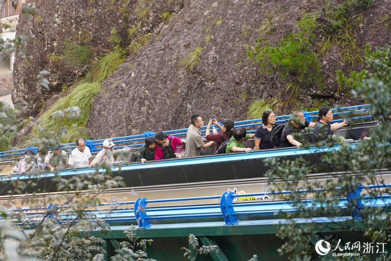Des visiteurs admirent la beauté du site touristique de Shenxianju, dans le comté de Xianju de la ville de Taizhou, dans la province du Zhejiang (est de la Chine), le 15 octobre. (Photo / Le Quotidien du Peuple en ligne)