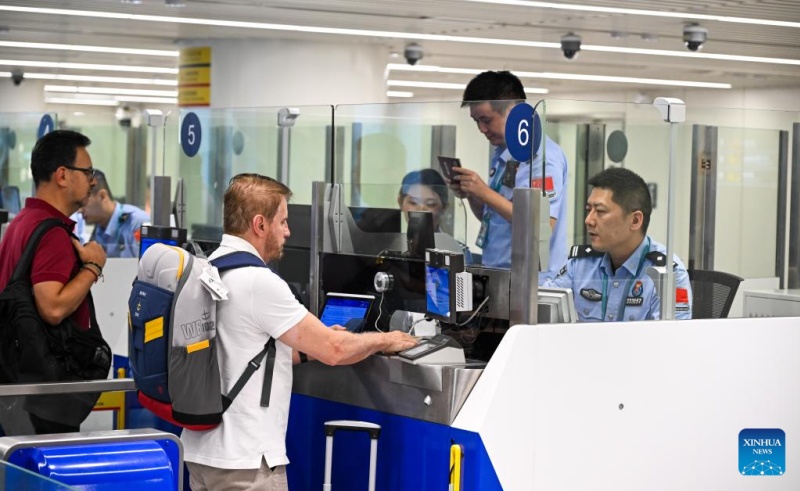 Des passagers entrants passent les contr?les aux frontières à l'aéroport international Meilan de Haikou, capitale de la province de Hainan (sud de la Chine), le 15 octobre 2025. (Photo / Xinhua)