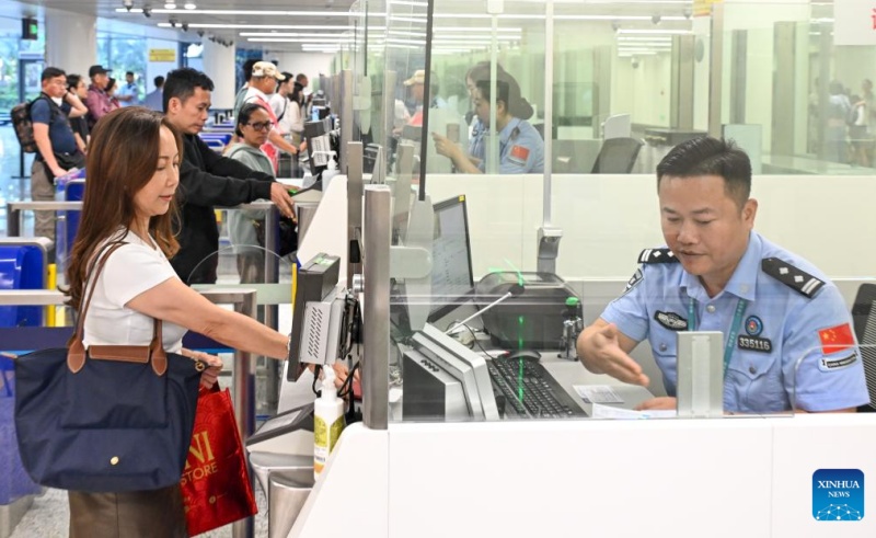 Les voyageurs étrangers entrent à Hainan grace à une exemption de visa avantageuse