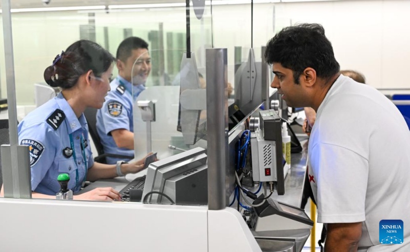 Les voyageurs étrangers entrent à Hainan grace à une exemption de visa avantageuse