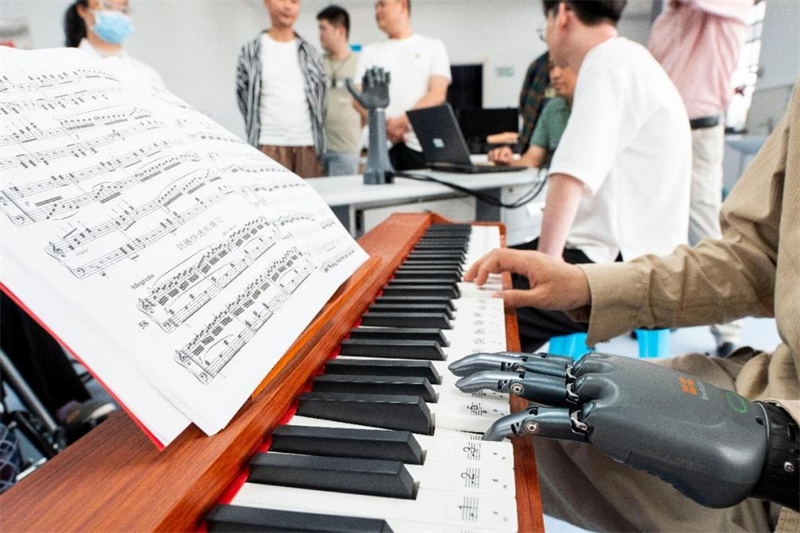 à l'h?pital de réadaptation de Xuancheng, dans la province de l'Anhui (est de la Chine), une personne handicapée joue un morceau de piano avec une main bionique intelligente. (Photo / Li Xiaohong)