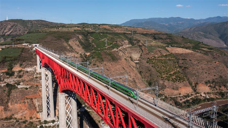 Photo aérienne d'un train à grande vitesse Fuxing circulant sur le pont de Yuanjiang, du chemin de fer Chine-Laos, dans la province chinoise du Yunnan (sud-ouest), le 23 novembre 2022. (Photo : Hu Chao)