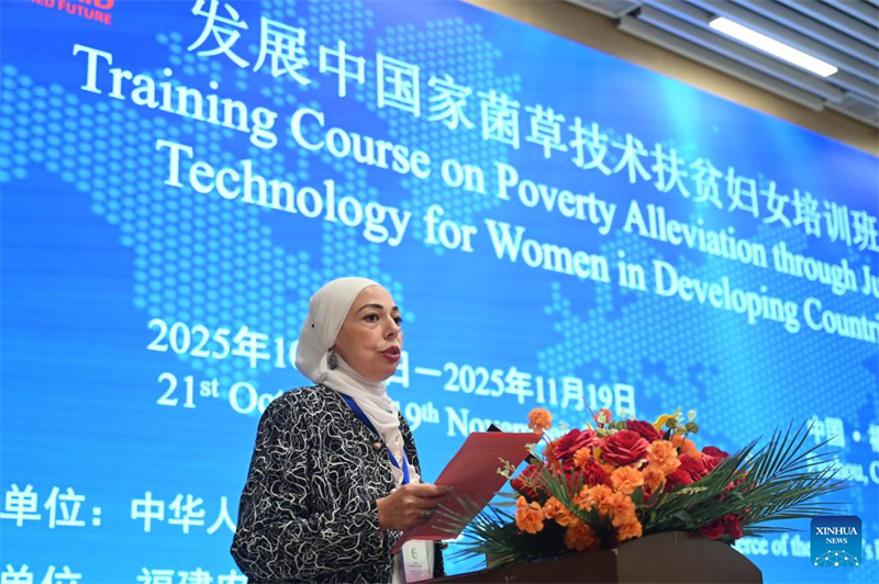 Marwa Elgolab, directrice de recherche au Centre de recherche agricole d'égypte, s'exprime lors de la cérémonie d'ouverture de la session de formation sur la lutte contre la pauvreté grace à la technologie Juncao destinée aux femmes des pays en développement à Fuzhou, capitale de la province du Fujian (sud-est de la Chine), le 21 octobre 2025. (Lin Shanchuan/Xinhua)